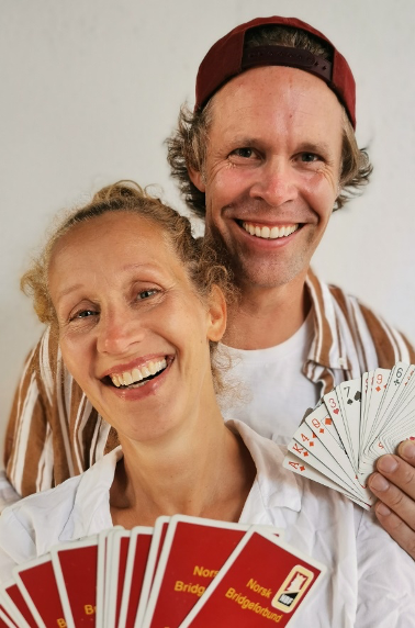Bjørn Johannesen og Johanne Svihus – nybegynnere som er blitt hekta på bridge!